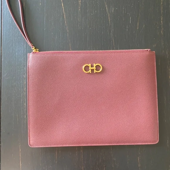 【SALVATORE FERRAGAMO】GANCINI CLUTCH Salvatore Ferragamo Gancini Clutch Bag in Grained Leather